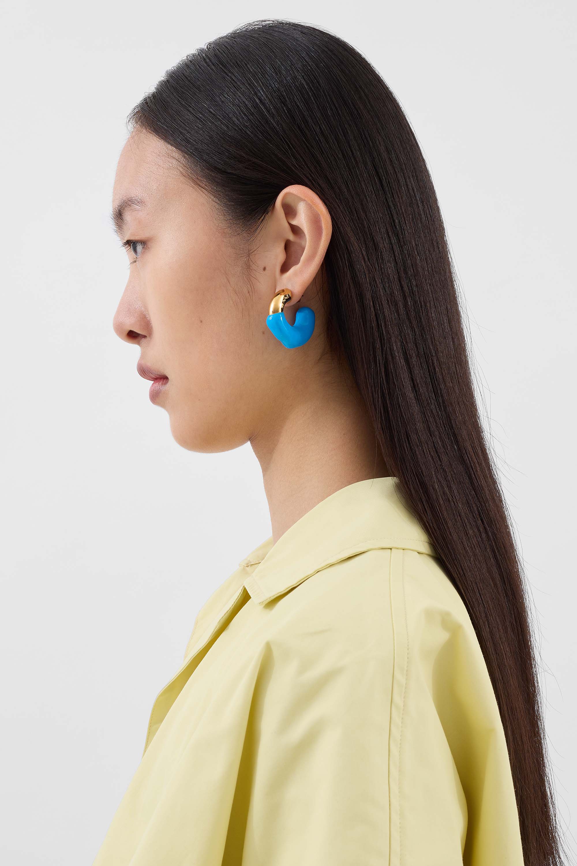 SMALL RUBBERIZED EARRINGS GOLD / light blue - Image 3