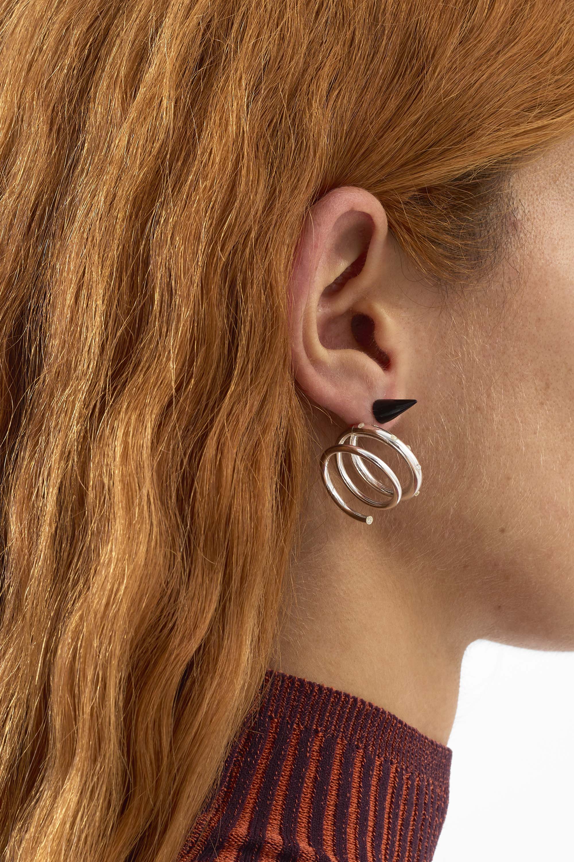 MEDIUM SPIRAL EAR-RING W/ STONES / silver / black - Image 3