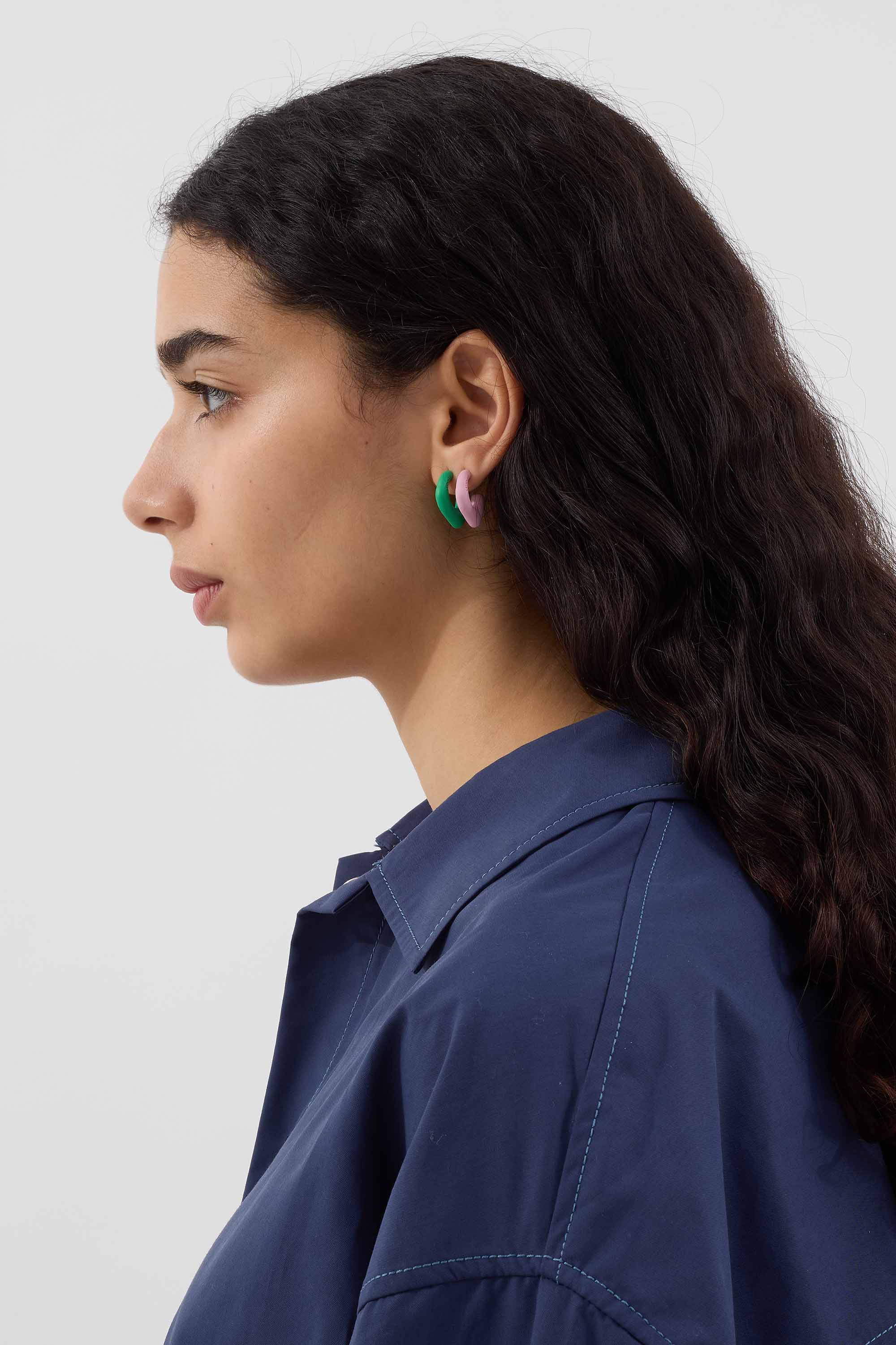 SINGLE METALLIZED EARRING / green matte - Image 3