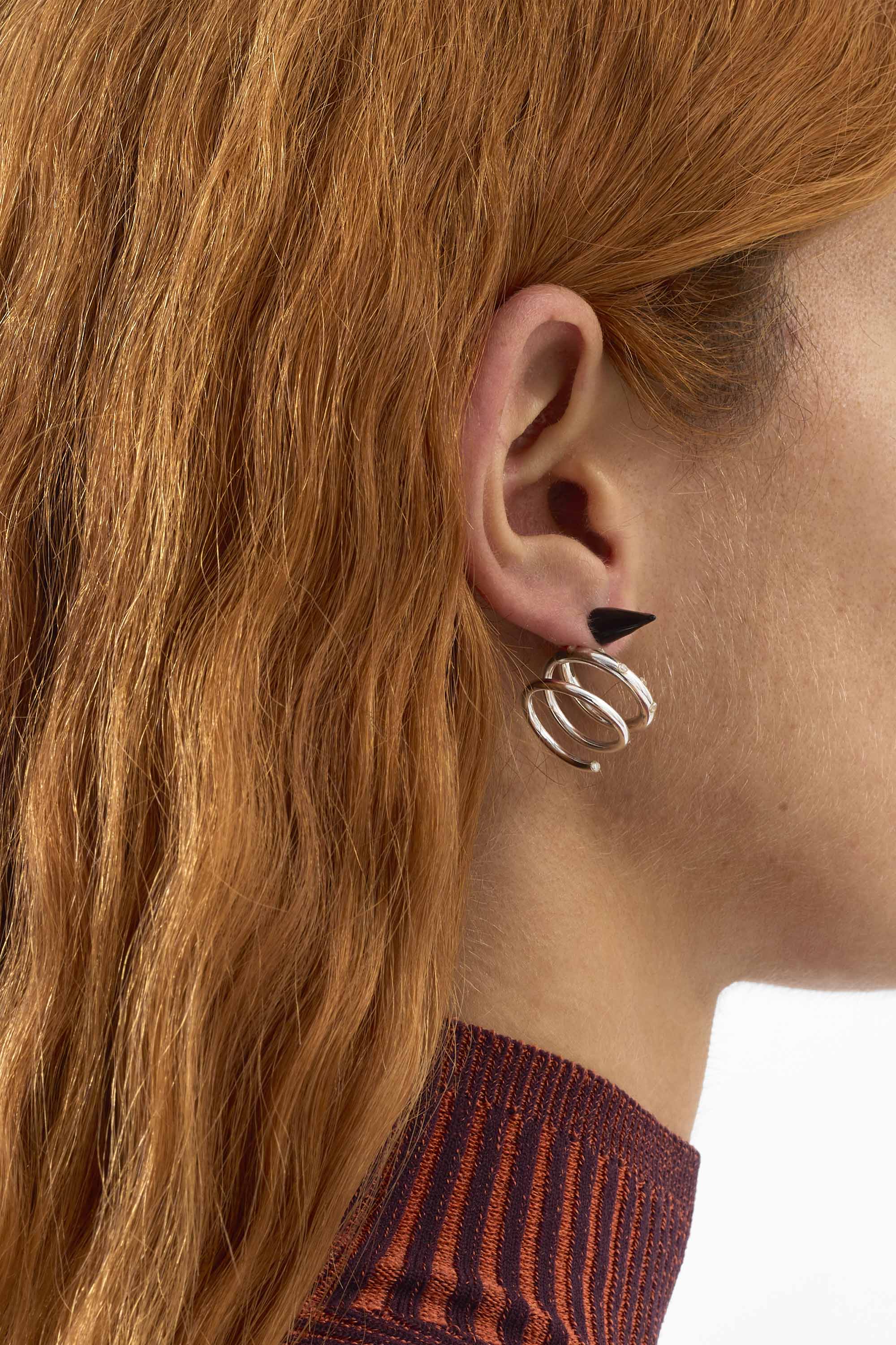 SMALL SPIRAL EAR-RING W/ STONES / silver / black - Image 3