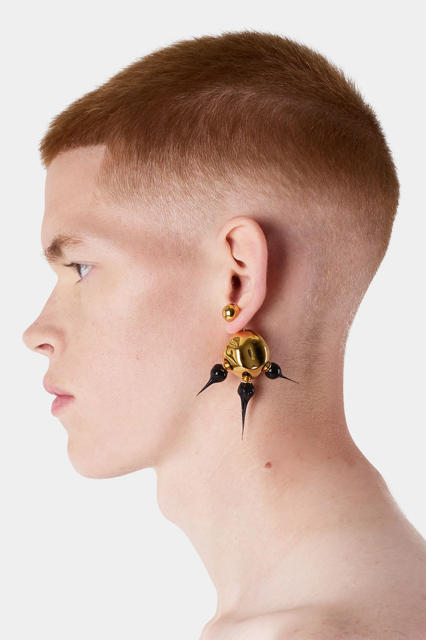 SPIKE RUBBERIZED ROUND EARRINGS / gold / black - Image 3